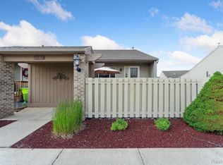 61740 Williamsburg Dr UNIT 6, South Lyon, MI 48178