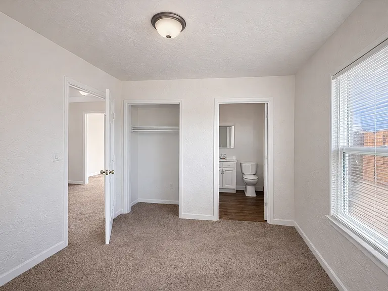 1112 Barberry Ln — Photo 2