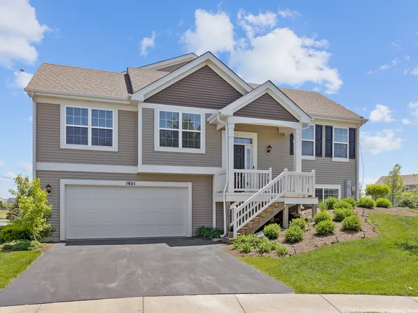 1651 Ruby Dr, Pingree Grove, IL 60140