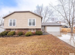 2014 Alhambra Ct, Pekin, IL