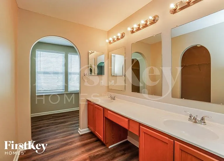 595 Professional Pkwy — Photo 11