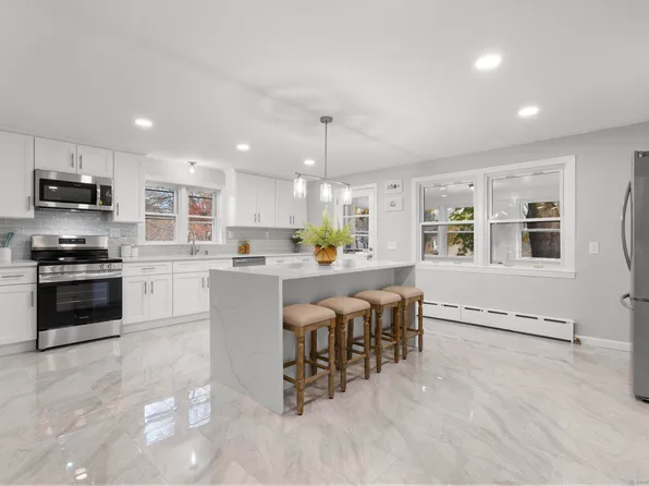 72 Park Lane, Trumbull, CT 06611