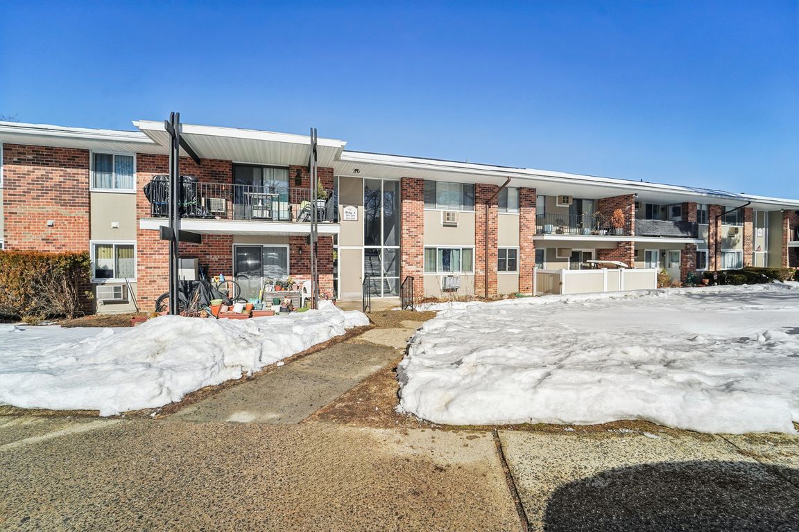 Old Country Rd-S1402-001.jpg