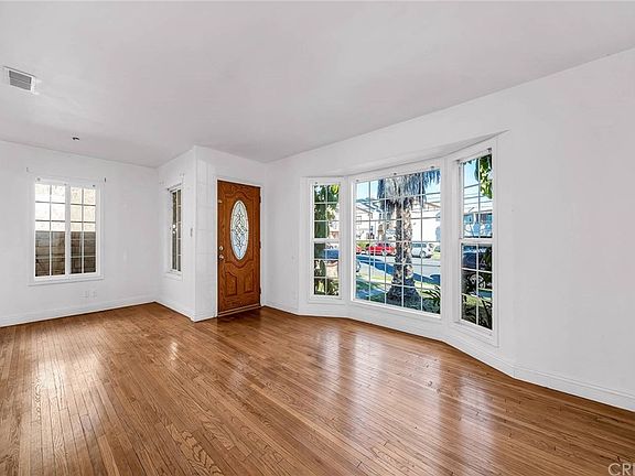 2nd image of 6613 Hayvenhurst Ave
