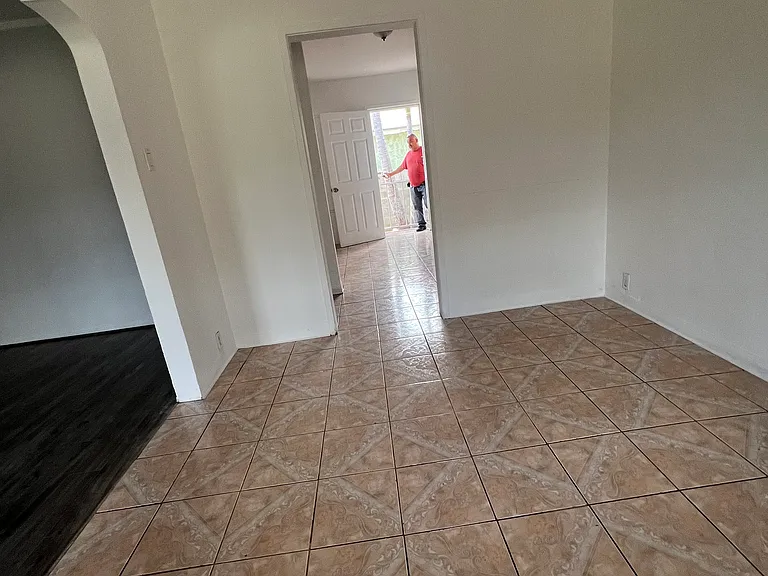 430 W Plum St — Photo 10