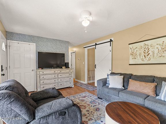 4th image of 512 Maplecrest Dr