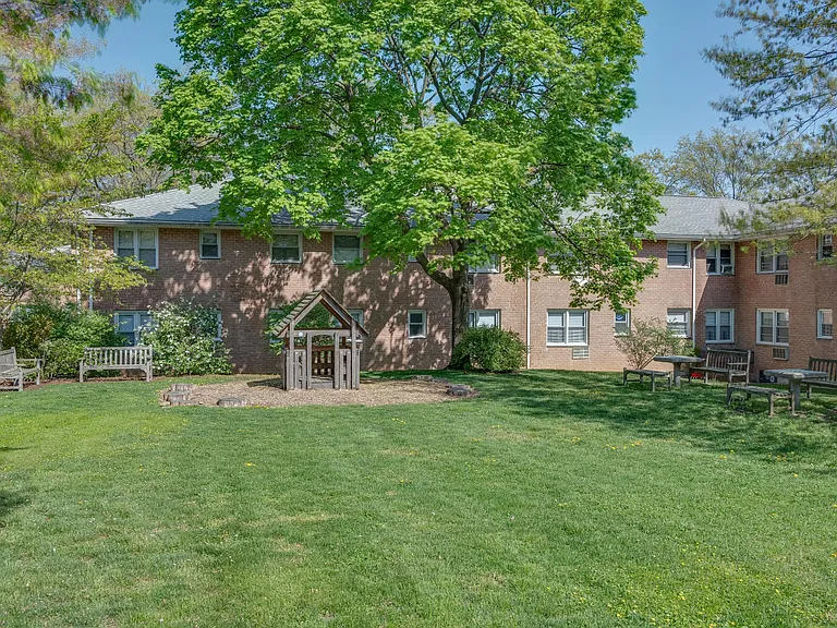 Crestwood Lake Apartments — Photo 19