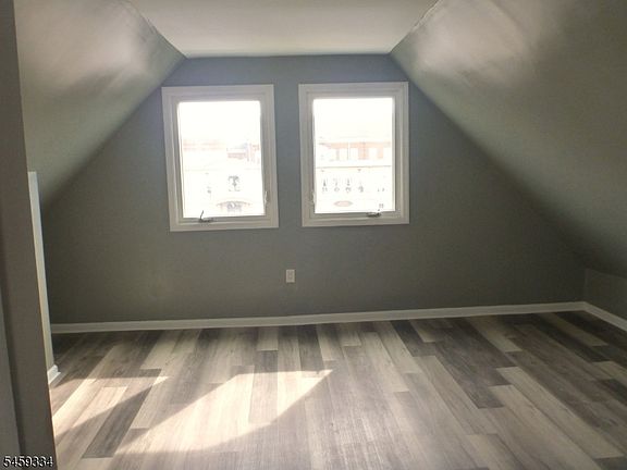 3rd image of 947 Anna St Floor 3