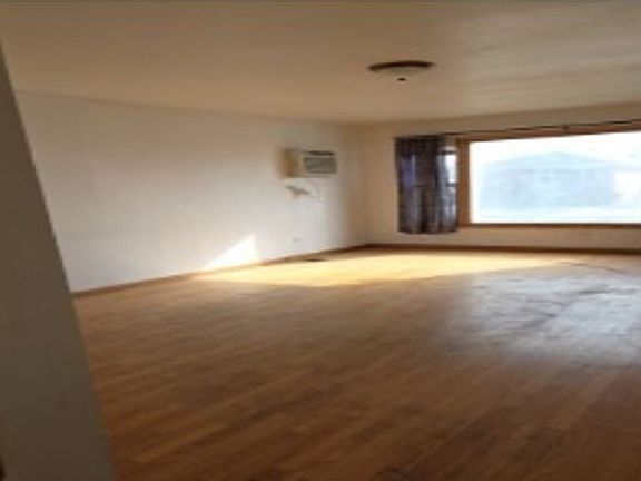 3rd image of 366 Luella Ave