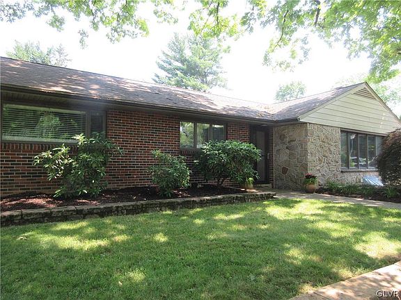 3rd image of 1440 Oakwood Dr
