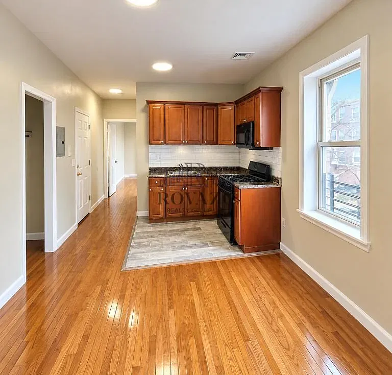 2 bed, 700 sqft, $1,750 — Photo 2