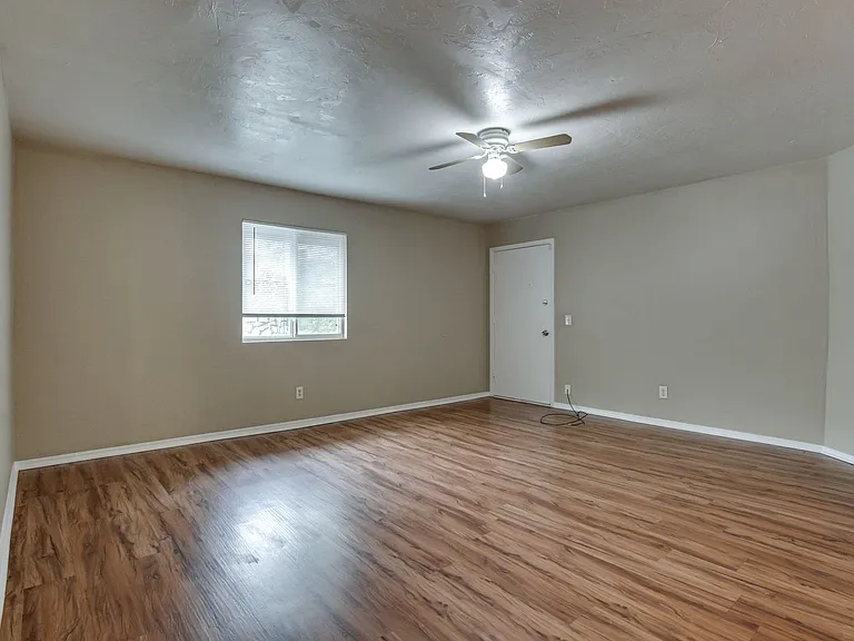 6026 Nw Expy #C — Photo 4