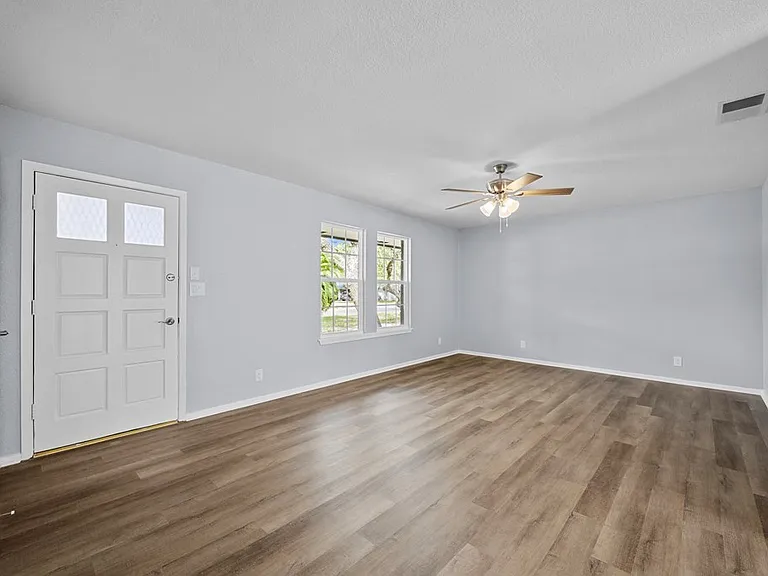 200 Winding Way — Photo 2