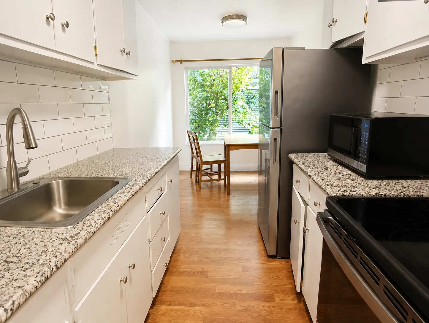 3 bed, 900 sqft, $1,300 — Photo 2