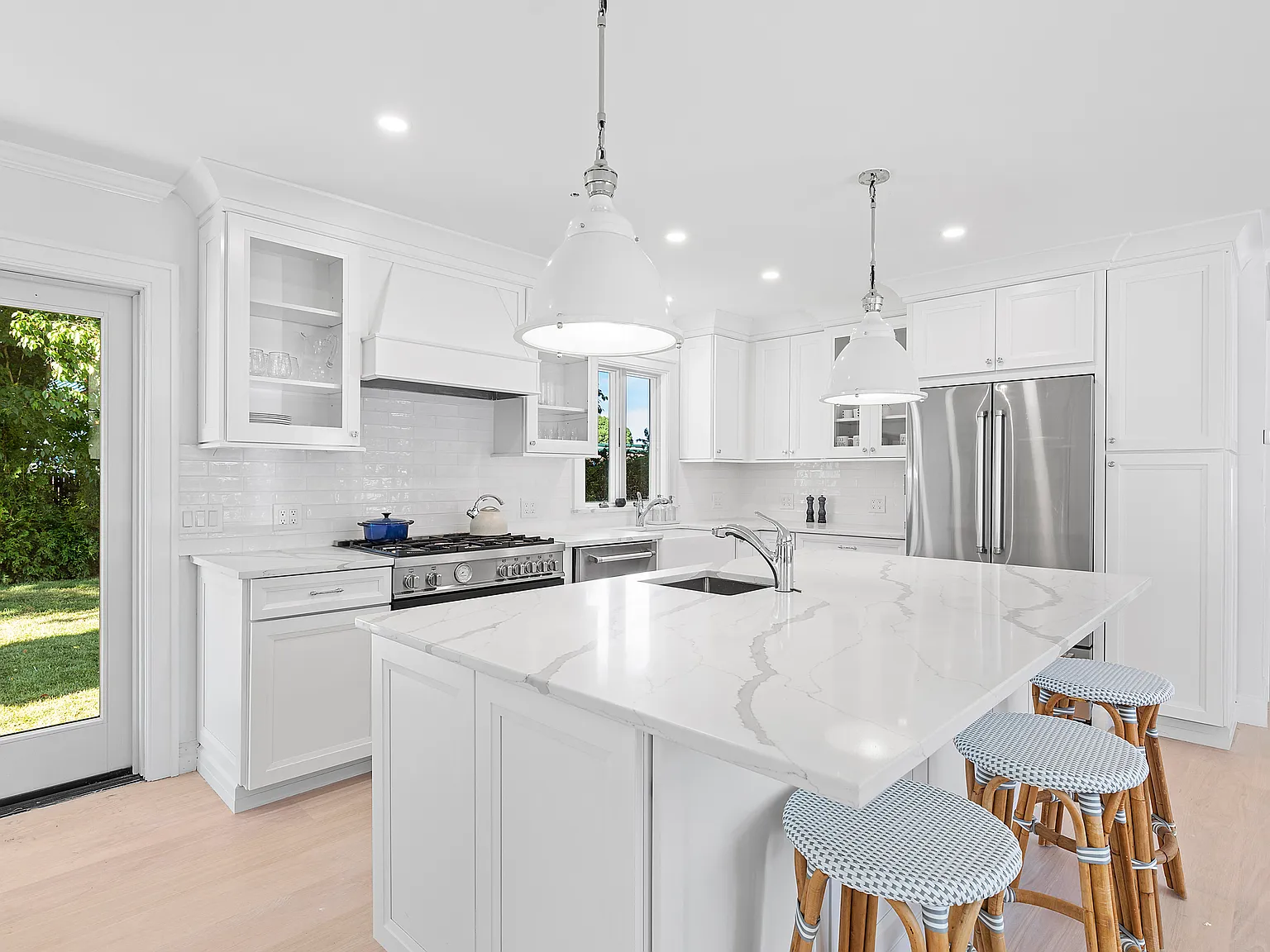 New Chic East Hampton Village Home with pool! — Photo 4