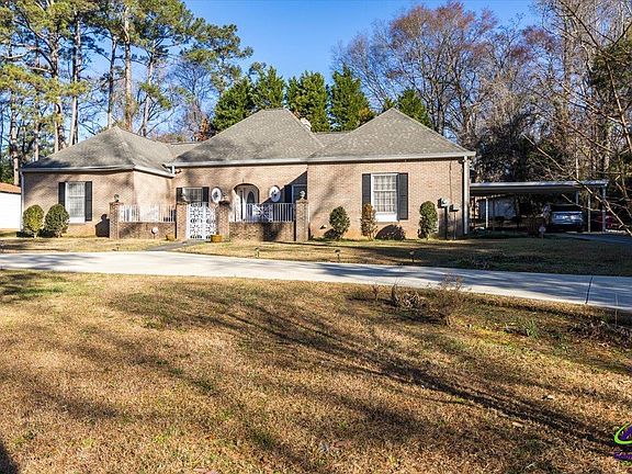 3rd image of 903 Tucker Rd