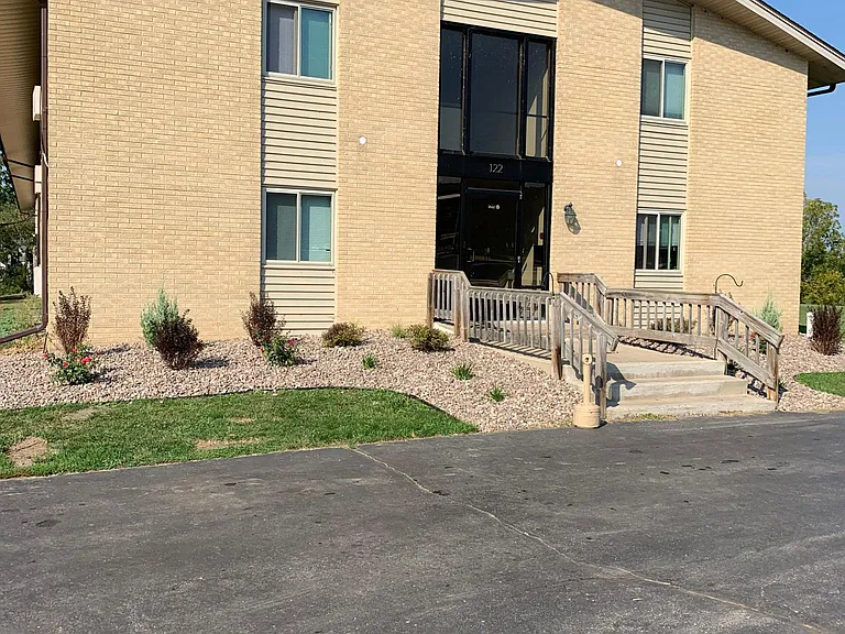 122 Hall St — Photo 2