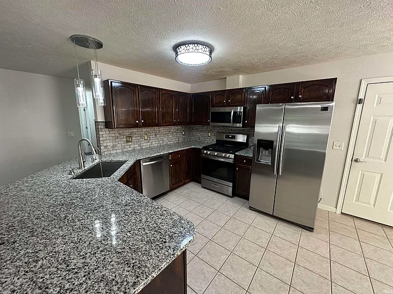 10686 Fall Creek Dr — Photo 2