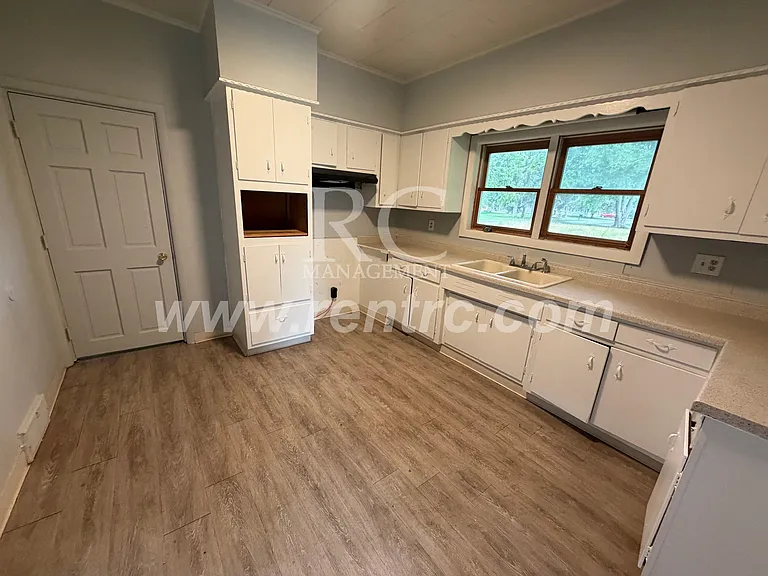 303 E 12th St #W — Photo 2