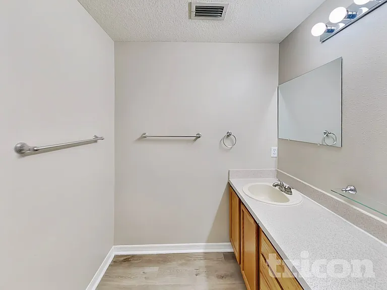 4409 Venice Dr — Photo 8