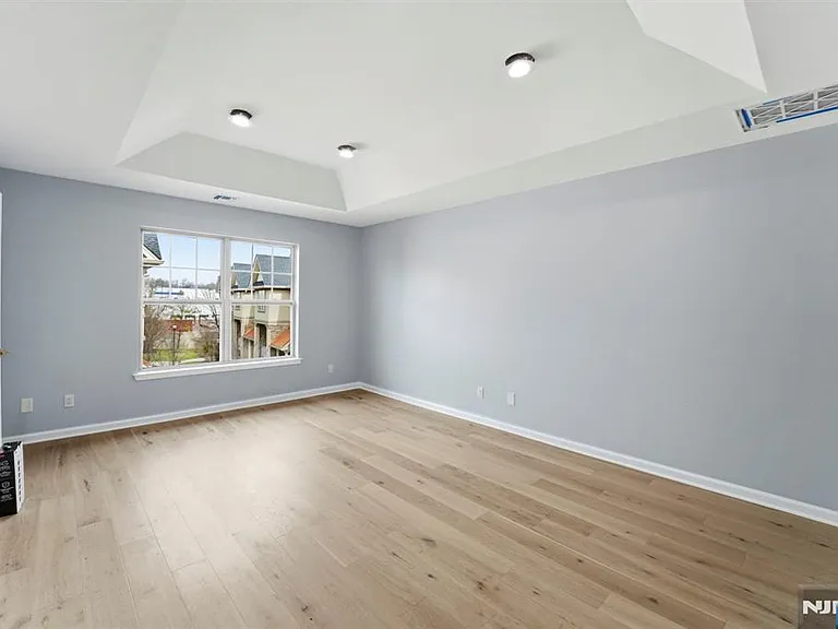 704 Green Ln — Photo 8