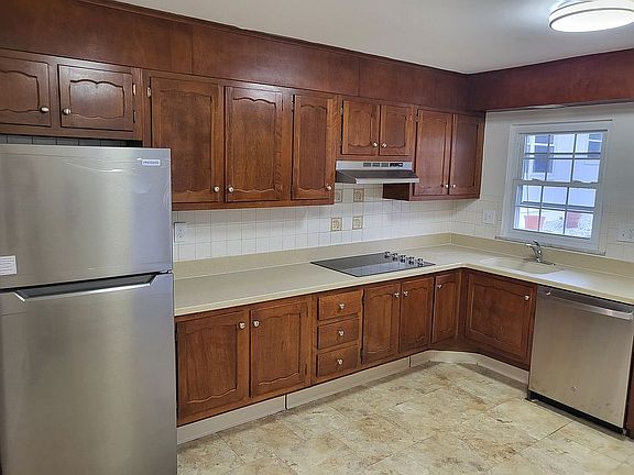 2nd image of 546 Sheffield Ct #A