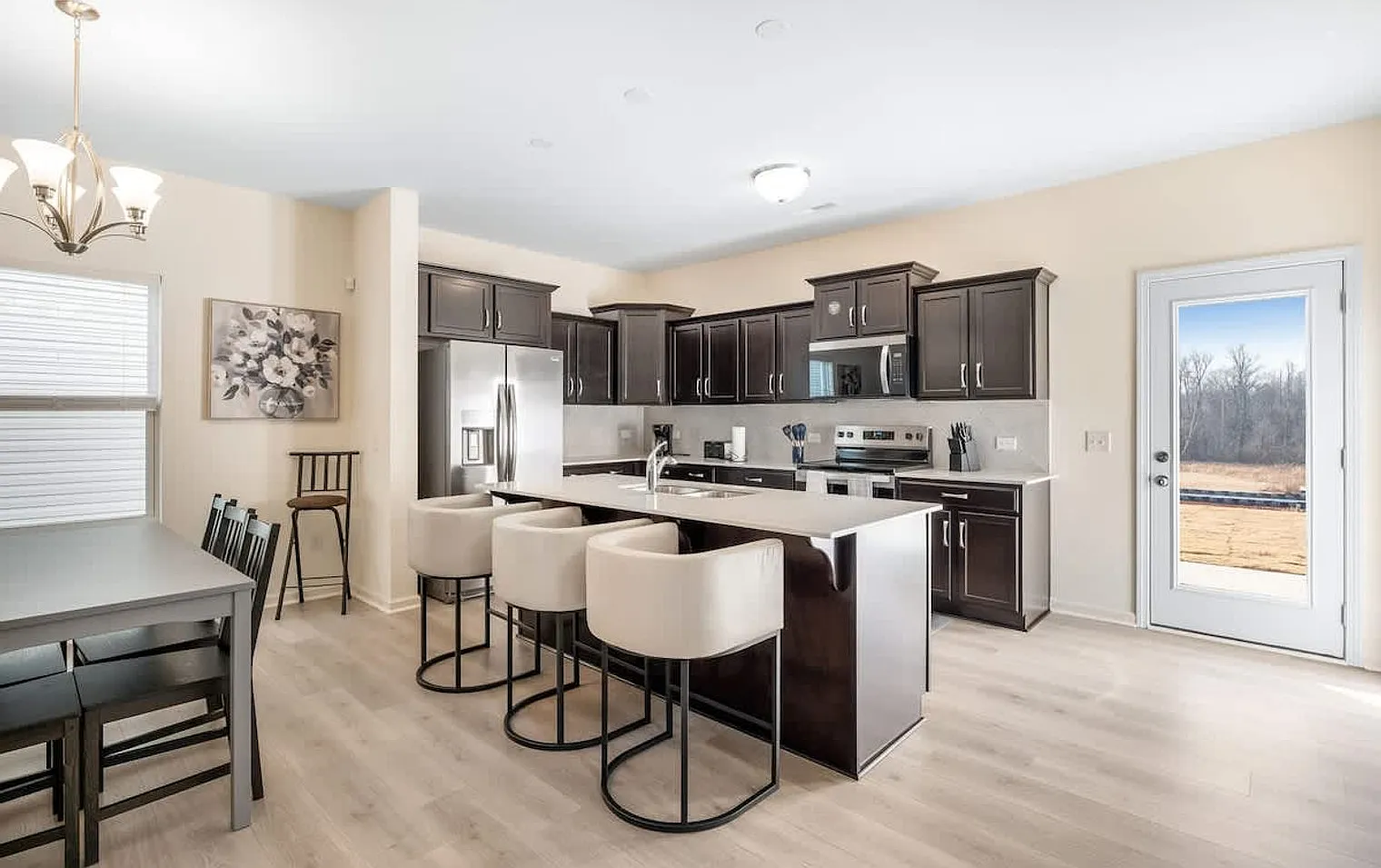 5 bed, 3.0 bath, 2098 sqft, $6,261 — Photo 4