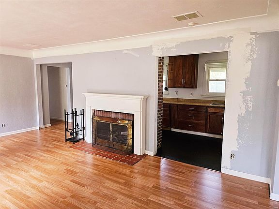 2nd image of 120 E College St