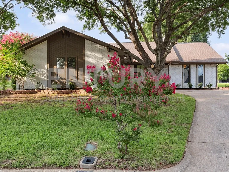 1308 Clubhouse Ct — Photo 4