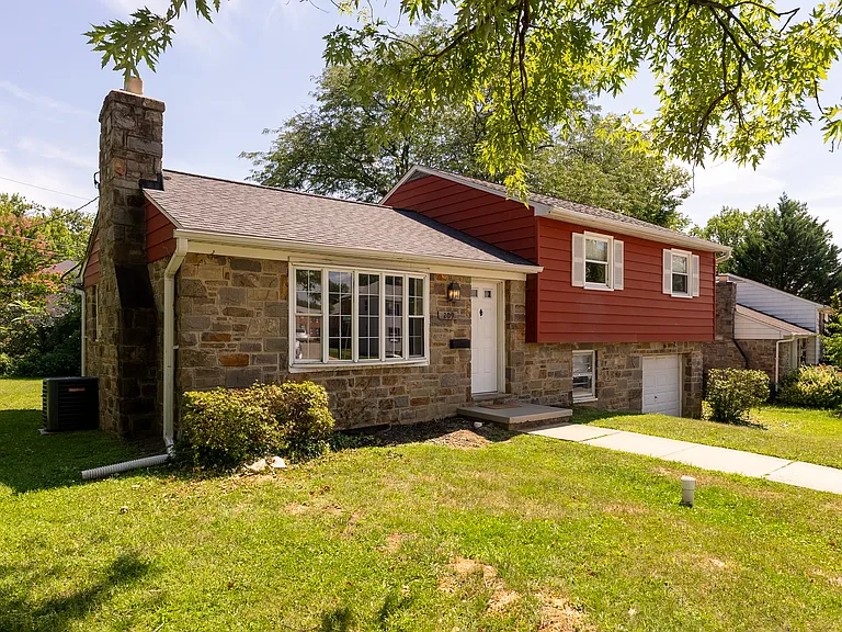 209 Garden Rd — Photo 2