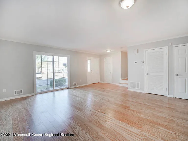 869 Mariposa Ct — Photo 2
