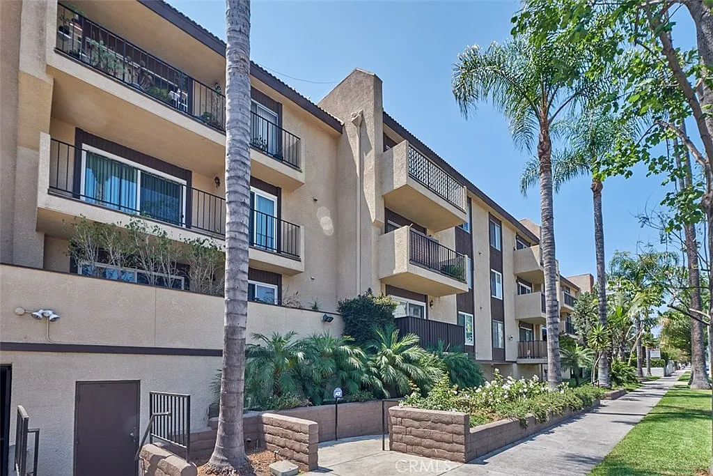 2 bed, 849 sqft, $2,700 — Photo 2