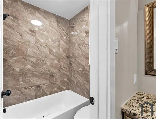 4 bed, 1730 sqft, $2,400 — Photo 2