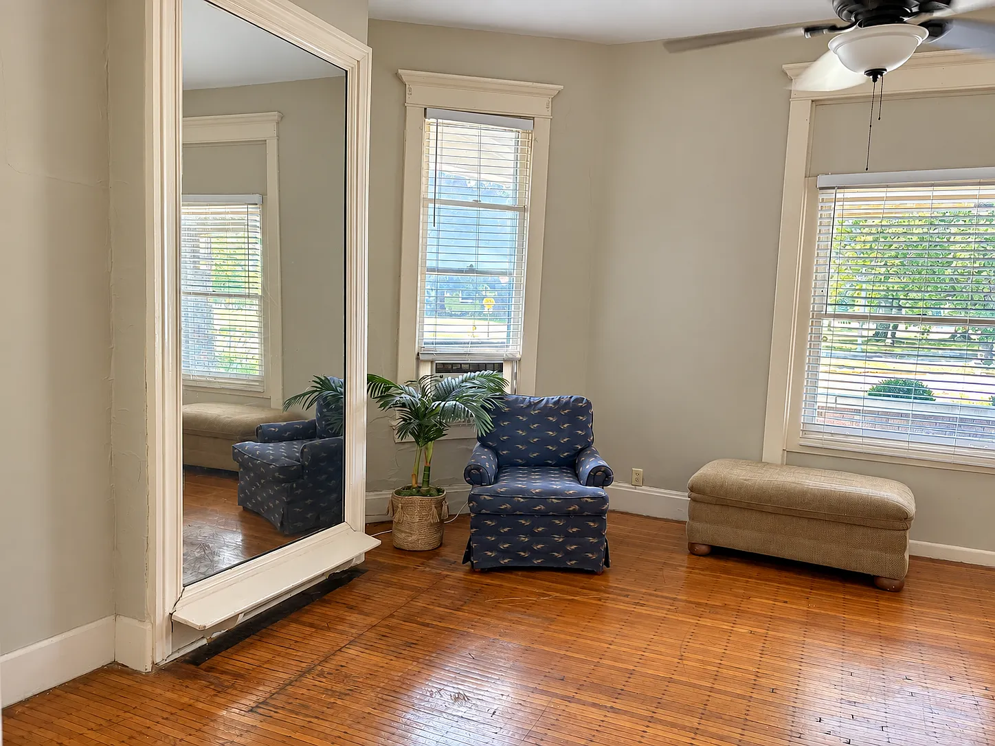 520 SE Riverside Dr — Photo 2