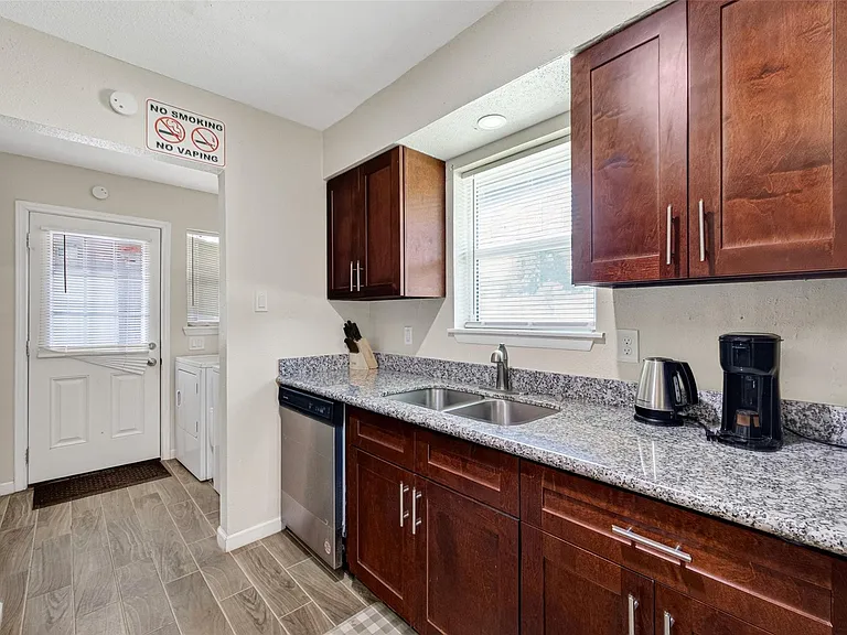 13615 Lynnwood Ln — Photo 17