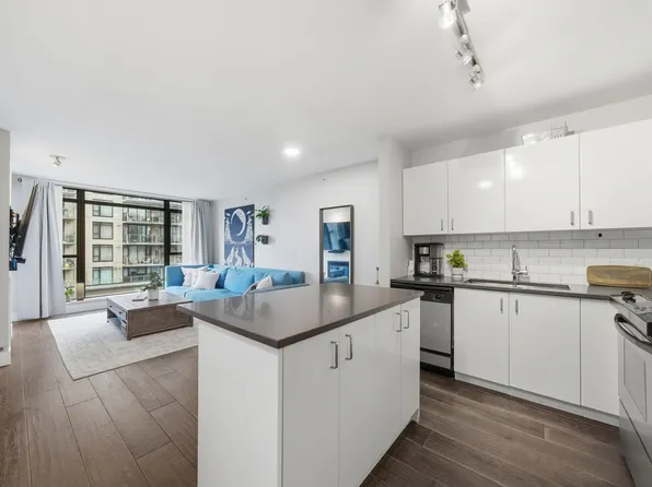 155 W 1st St #405, North Vancouver, BC V7M 3N8