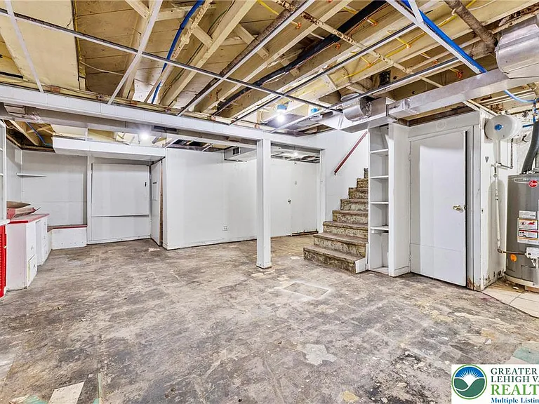409 E Washington Ave — Photo 17