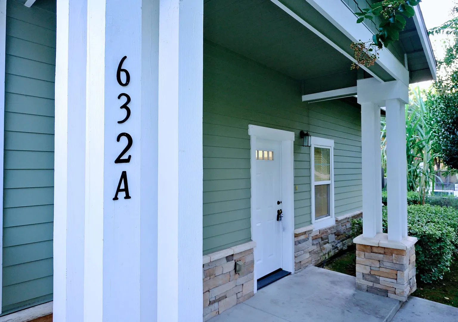 Spacious 3-Bedroom Townhome with 2-Car Garage + Extra Parking in Monrovia — Photo 2