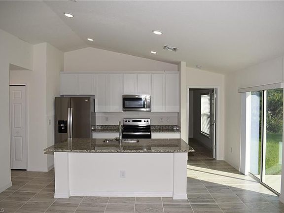 5th image of 3227 Thurston Ave