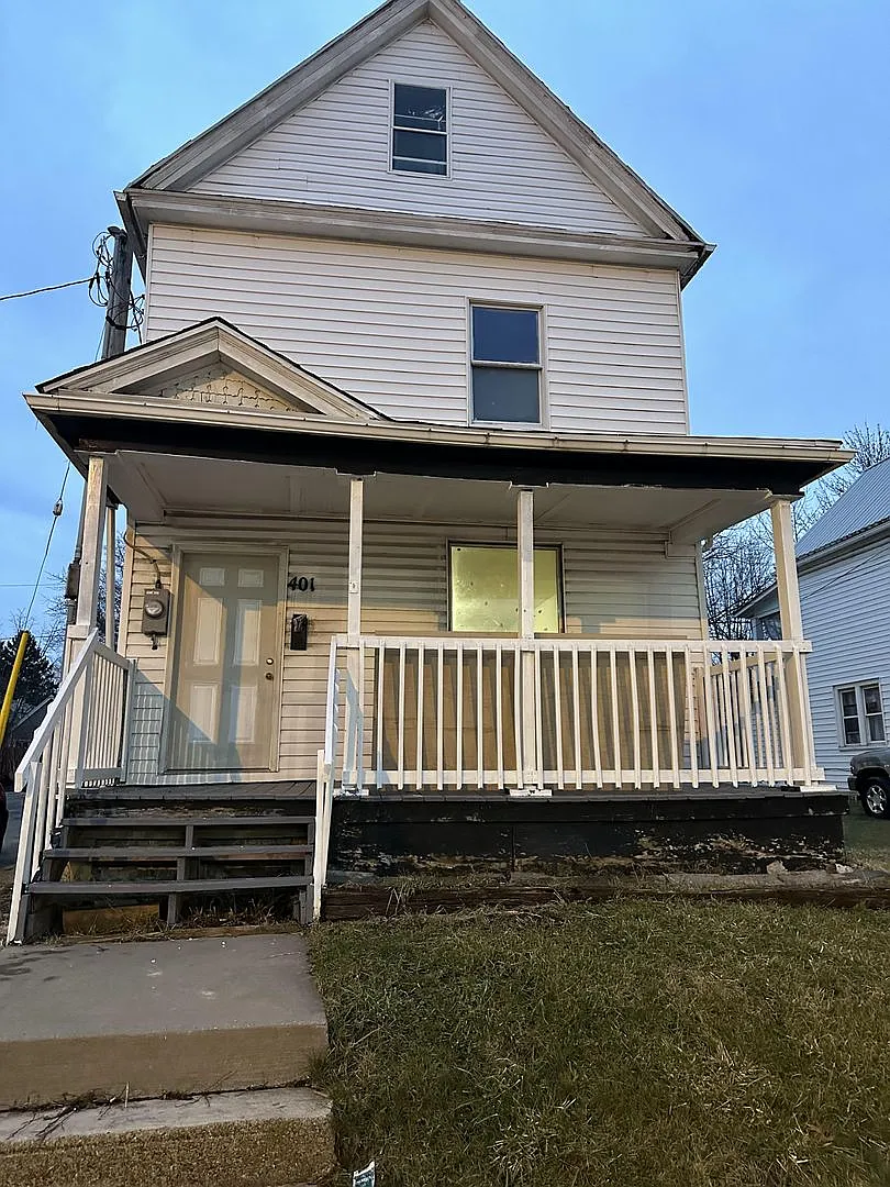 Move-in ready 4 bedroom single family home - perfect for your growing family — Photo 1