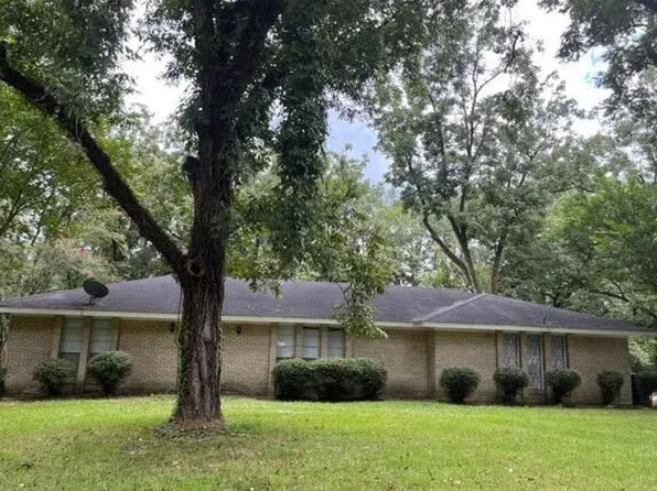 705 E Jessamine St, Ellisville, MS 39437
