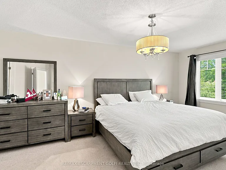 1050 Ryckman Cmn — Photo 12