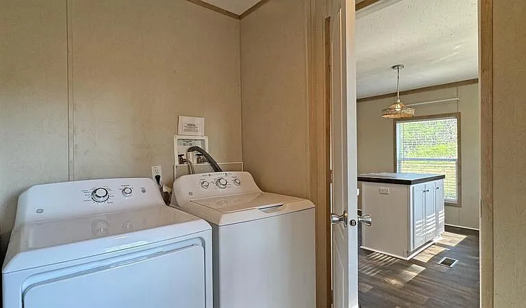 1501 Thompsonville Ln — Photo 9