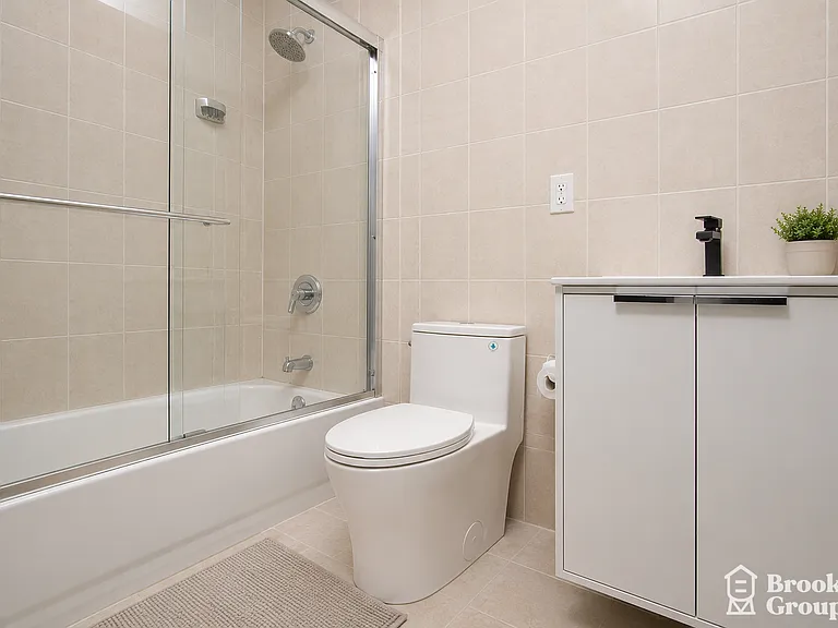 475 Hart St #2 — Photo 8