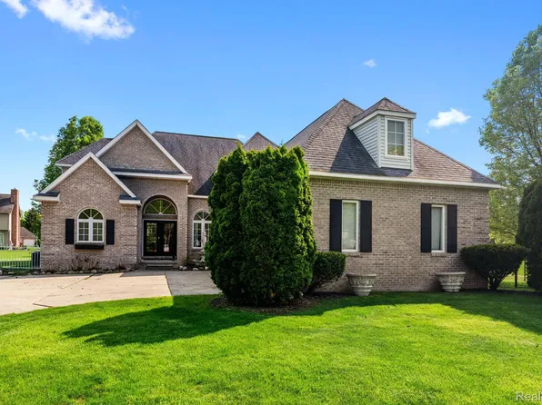 5218 Highpoint Dr, Swartz Creek, MI 48473