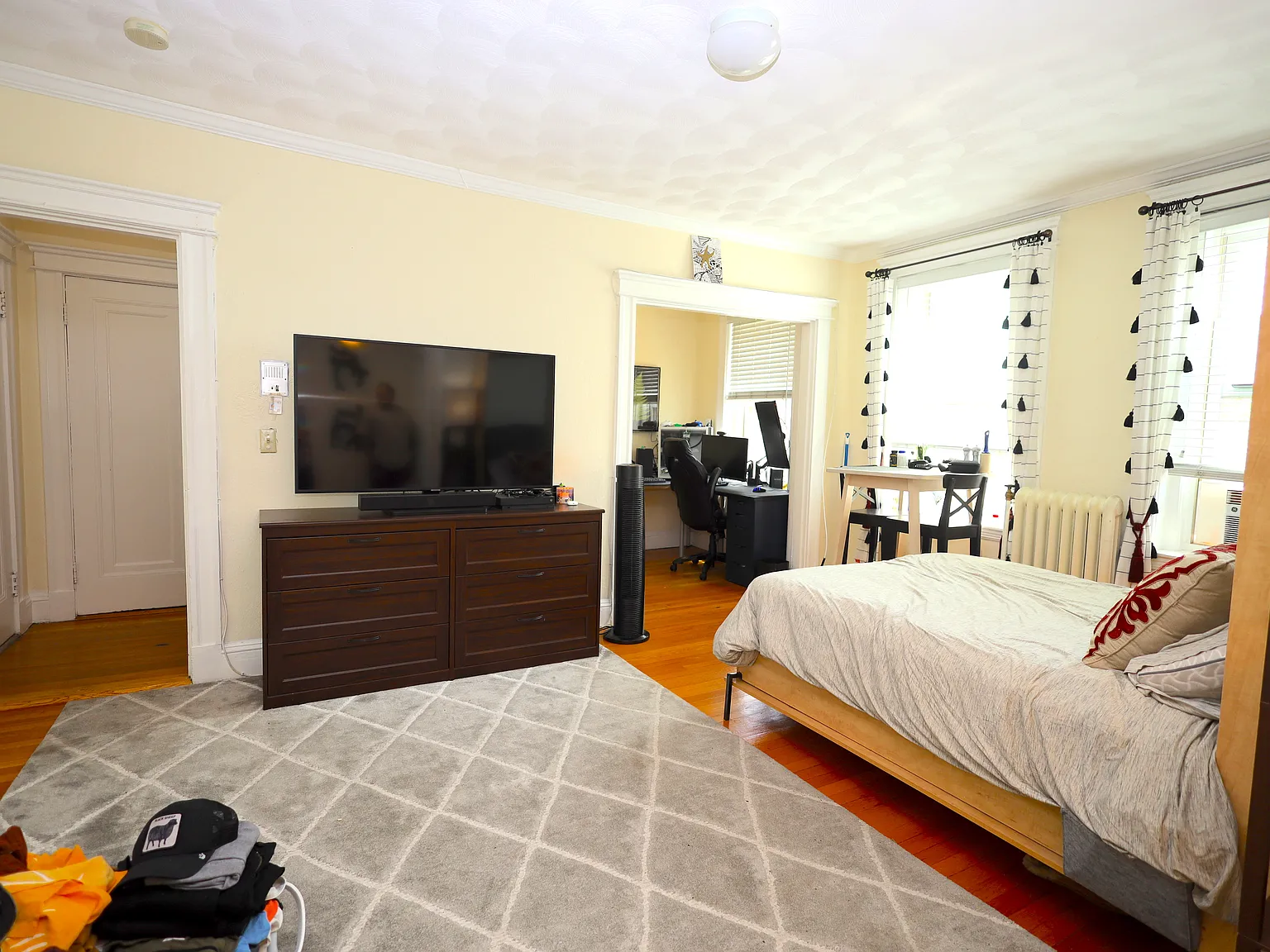 Studio, 400 sqft, $2,500 — Photo 1