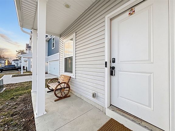 4th image of 524 Auld Farm Cir
