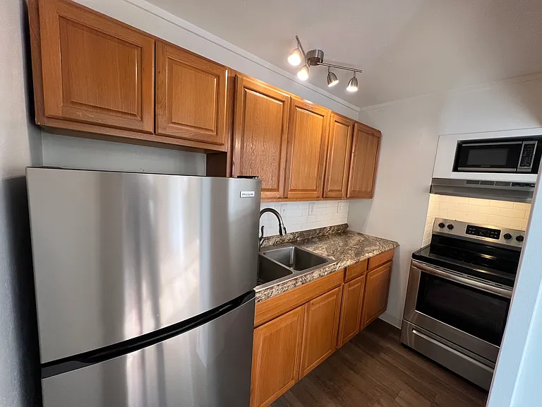 145 Oakland Ave #8 — Photo 9
