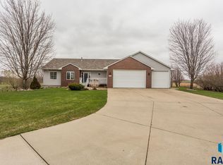 48519 Fairway Cir, Garretson, SD 57030