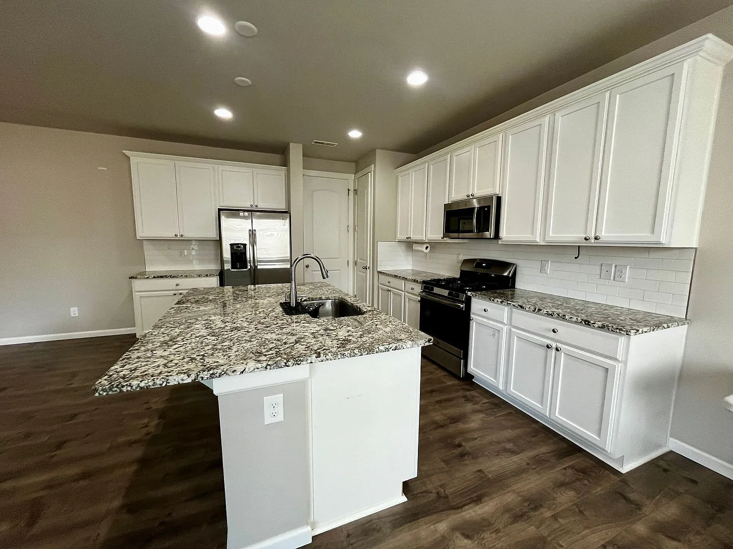 Beautiful Home w/Upgrades and Close to Everything — Photo 2